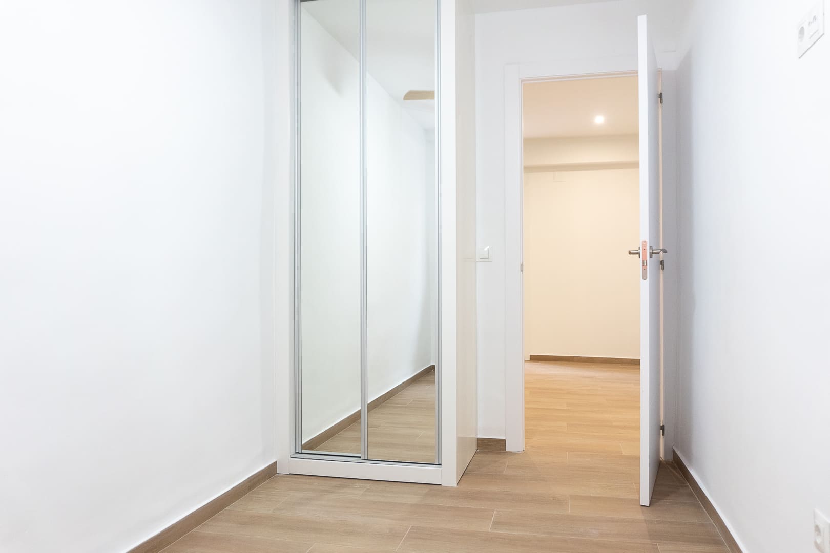 armario-empotrado-con-espejo-reforma-apartamento